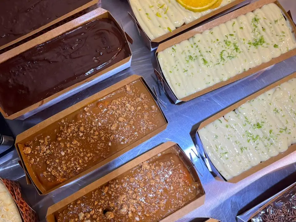 Travessas de bolinhos de chocolate, laranja e limão vistas de cima