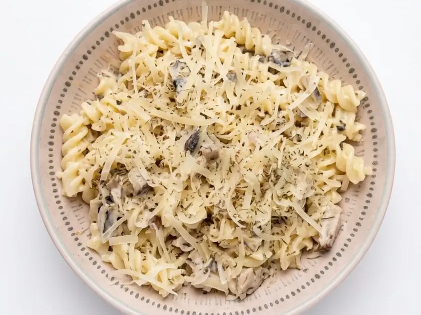 Fusilli com creme de shitake e parmesão ralado, visto de cima