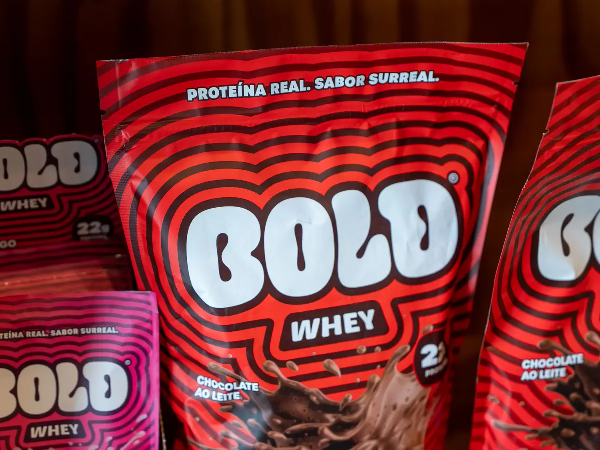 Pacotes e sachês de whey protein na prateleira da loja