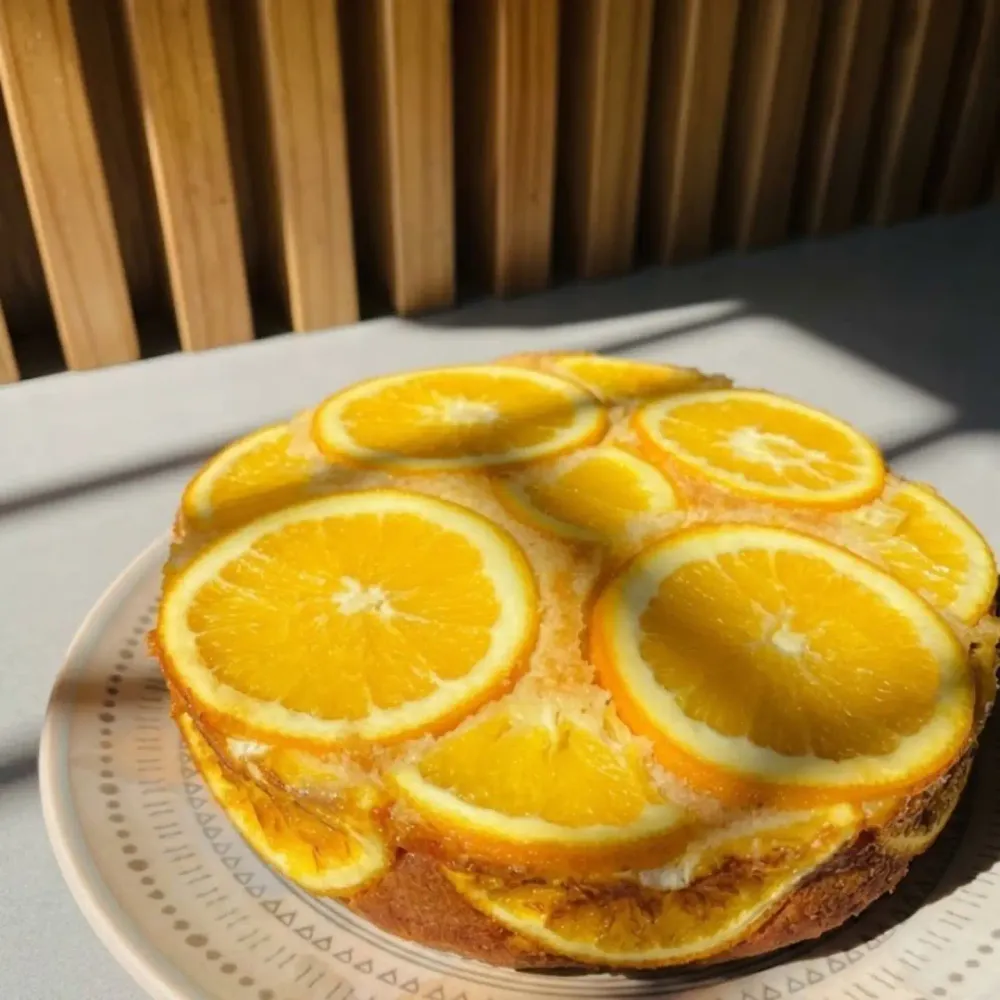 Bolo de laranja com rodelas da fruta por cima