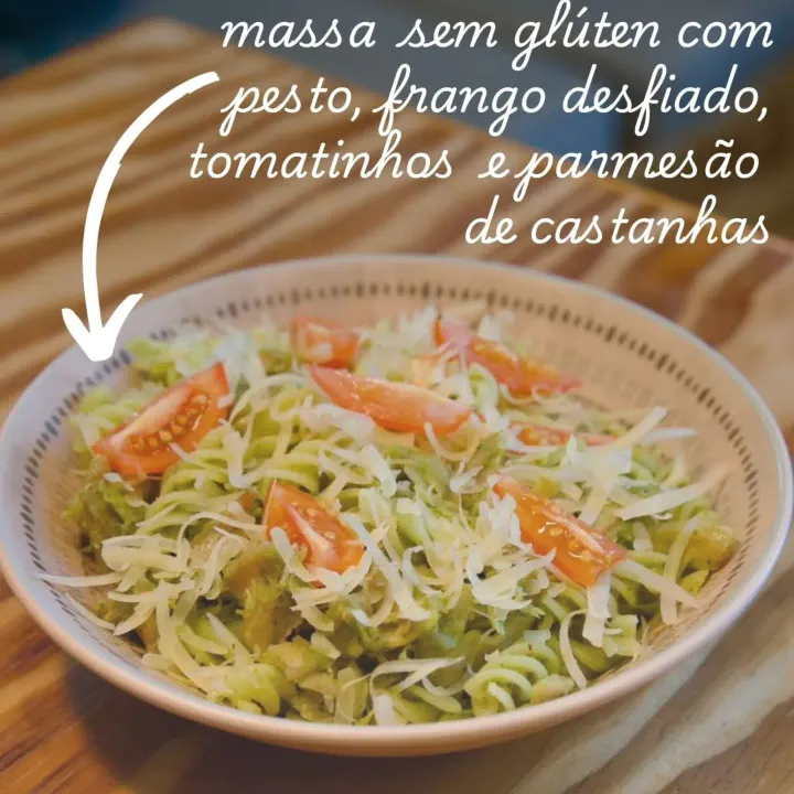 Post: massa sem glúten com pesto, frango desfiado, tomatinhos e parmesão de castanhas